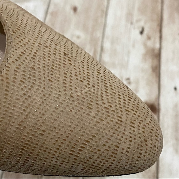 SALVATORE FERRAGAMO Nude Beige Textured Leather Low Heel Pumps Size 8 AAAA - Picture 9 of 15